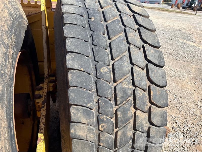 John Deere 1810E كاشطات