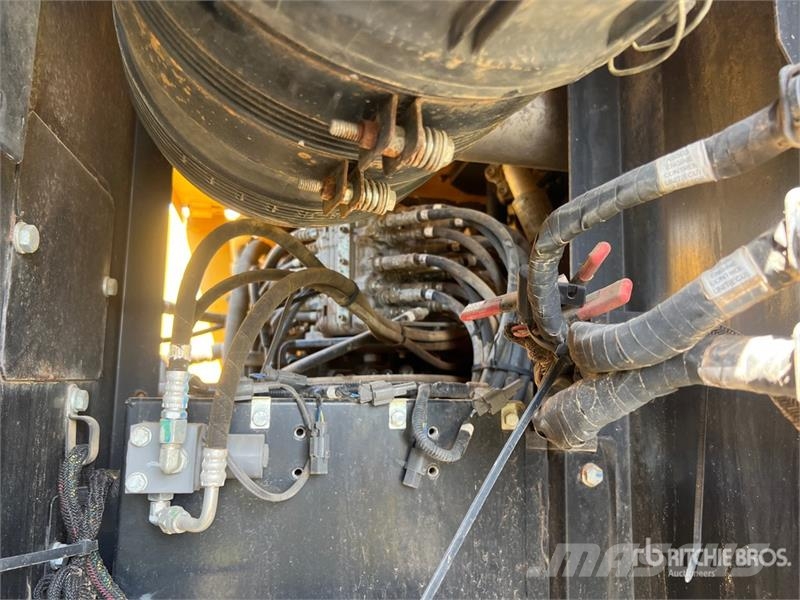 John Deere 210G LC Tracked Excavator حفارات زحافة