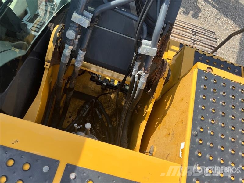 John Deere 210G LC Tracked Excavator حفارات زحافة