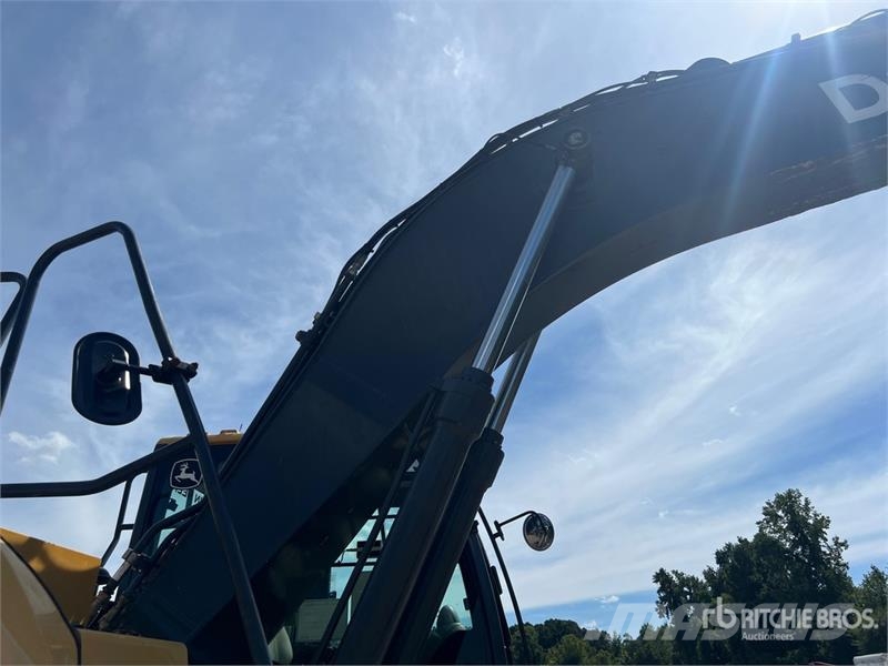 John Deere 210G LC Tracked Excavator حفارات زحافة