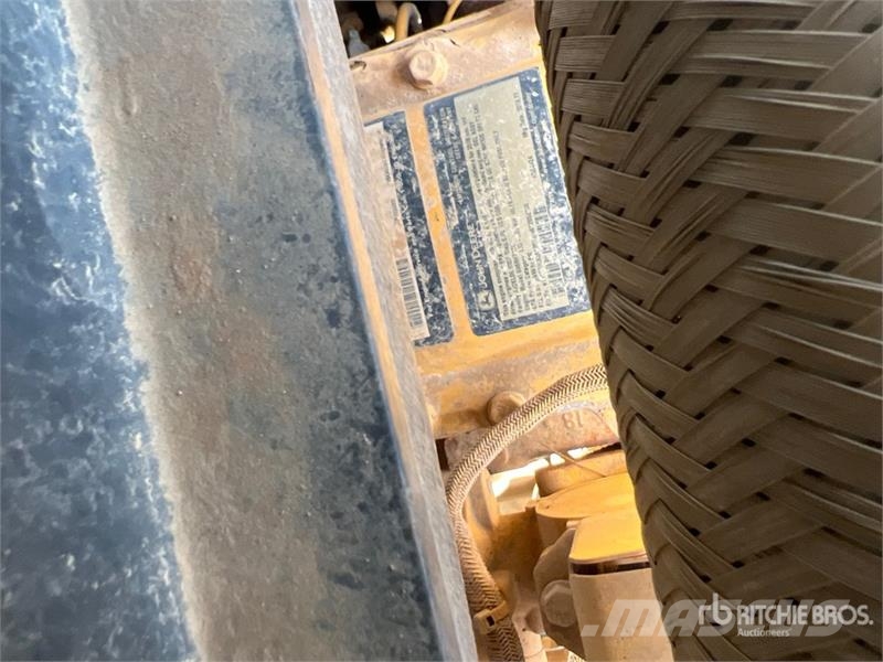 John Deere 210G LC Tracked Excavator حفارات زحافة