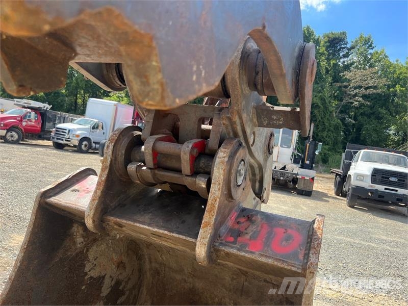 John Deere 210G LC Tracked Excavator حفارات زحافة