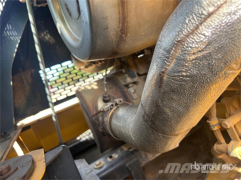 John Deere 210G LC Tracked Excavator حفارات زحافة