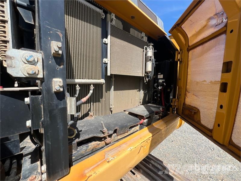 John Deere 210G LC Tracked Excavator حفارات زحافة