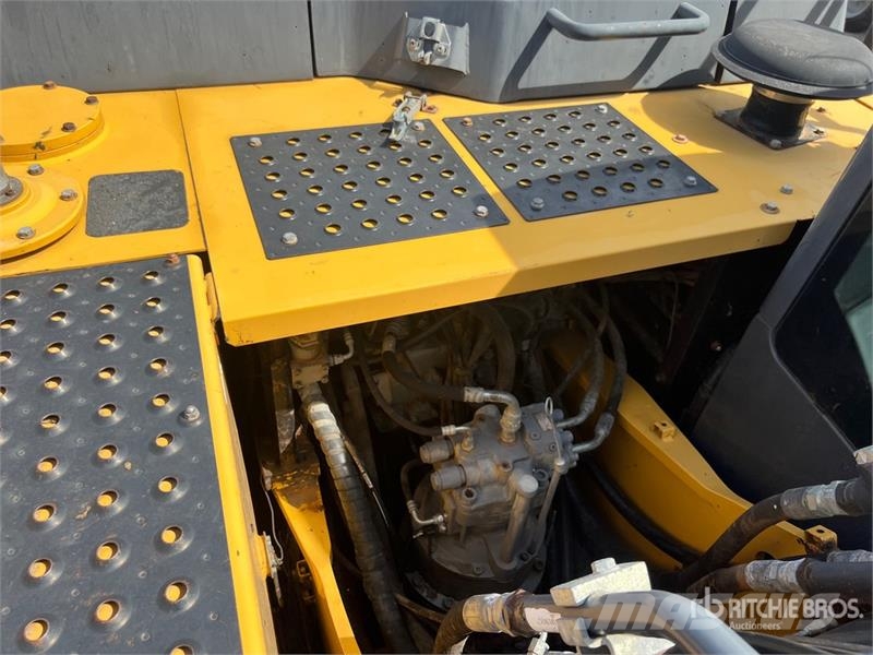John Deere 210G LC Tracked Excavator حفارات زحافة
