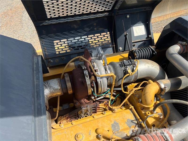 John Deere 210G LC Tracked Excavator حفارات زحافة