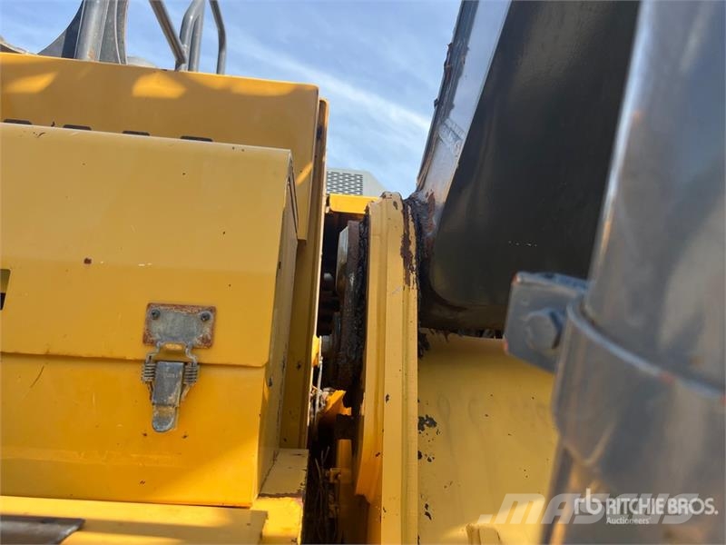 John Deere 210G LC Tracked Excavator حفارات زحافة