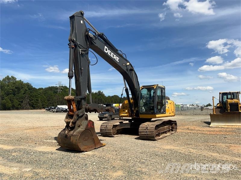 John Deere 210G LC Tracked Excavator حفارات زحافة