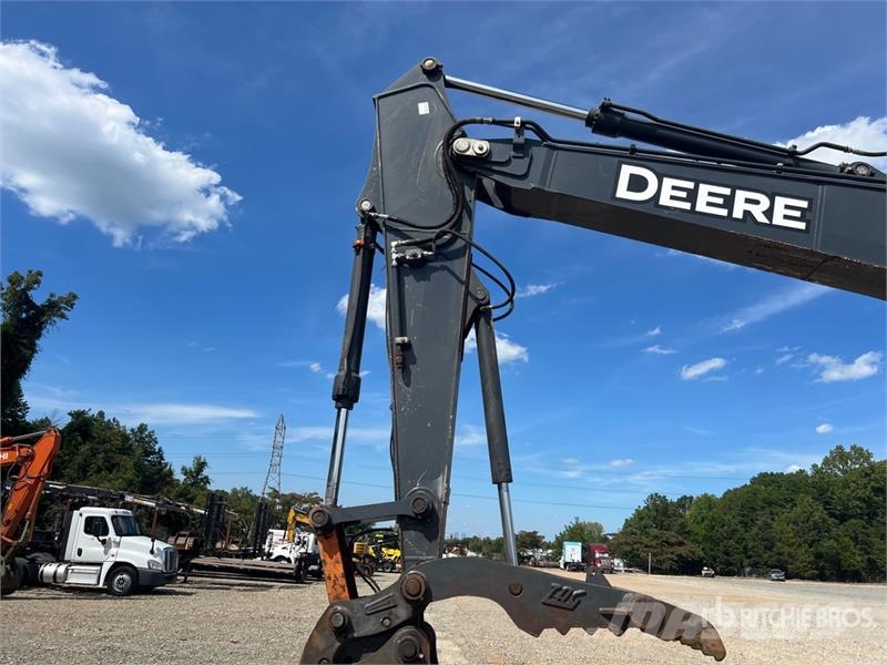 John Deere 210G LC Tracked Excavator حفارات زحافة