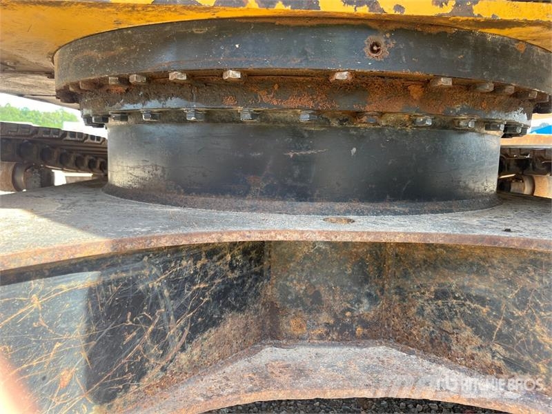 John Deere 210G LC Tracked Excavator حفارات زحافة