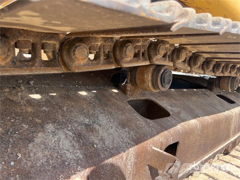 John Deere 210G LC Tracked Excavator حفارات زحافة