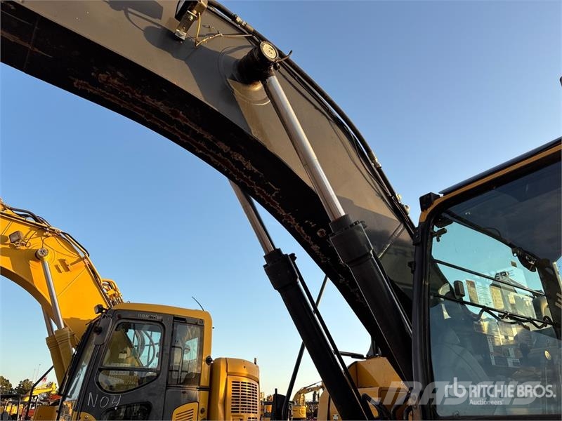 John Deere 210G LC Tracked Excavator Kāpurķēžu ekskavatori