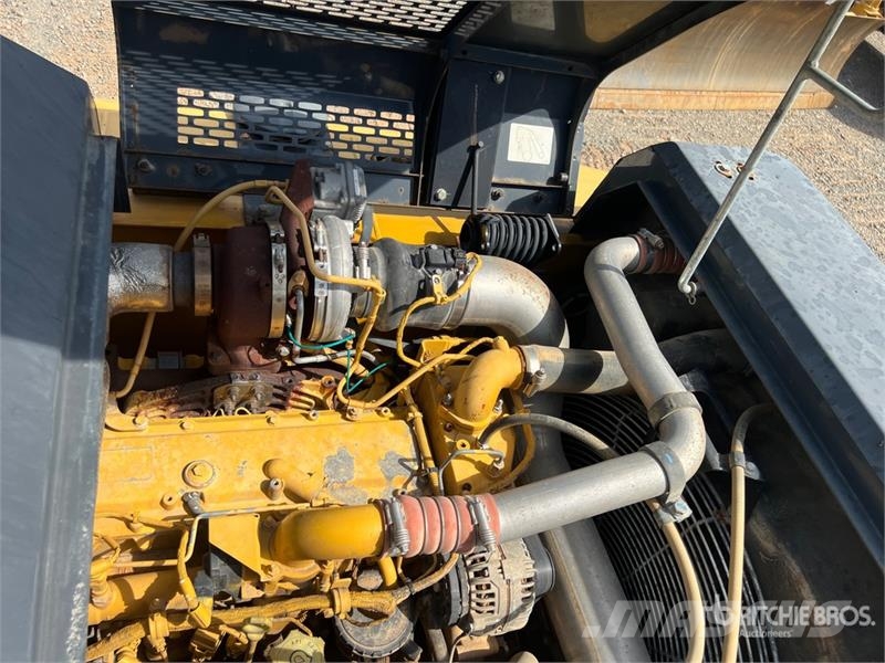 John Deere 210G LC Tracked Excavator حفارات زحافة