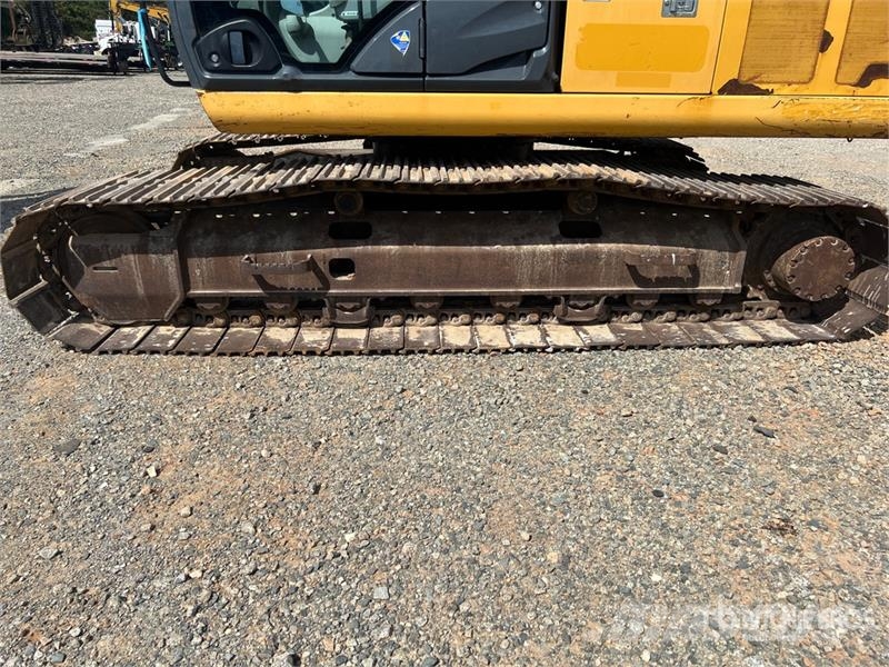 John Deere 210G LC Tracked Excavator حفارات زحافة