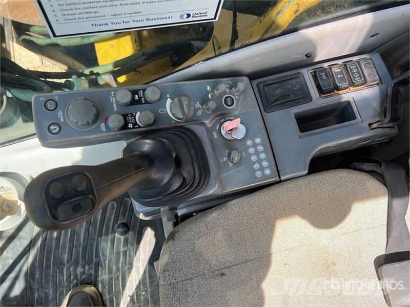 John Deere 210G LC Tracked Excavator حفارات زحافة