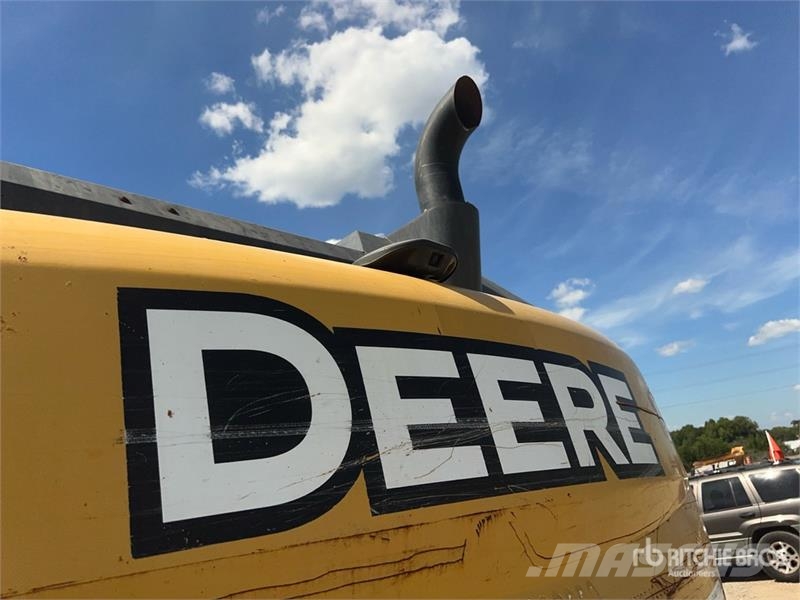 John Deere 210G LC Tracked Excavator حفارات زحافة