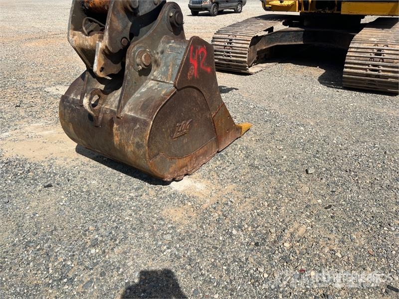 John Deere 210G LC Tracked Excavator حفارات زحافة