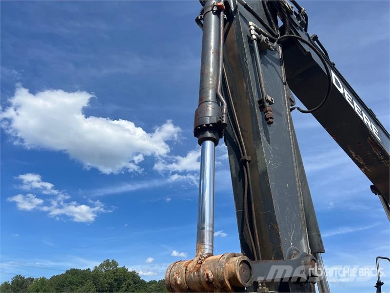 John Deere 210G LC Tracked Excavator حفارات زحافة
