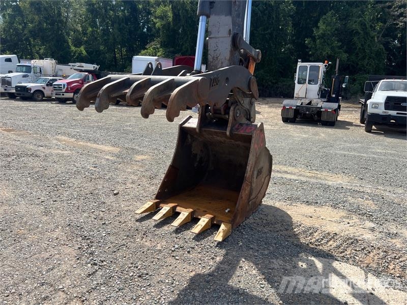 John Deere 210G LC Tracked Excavator حفارات زحافة