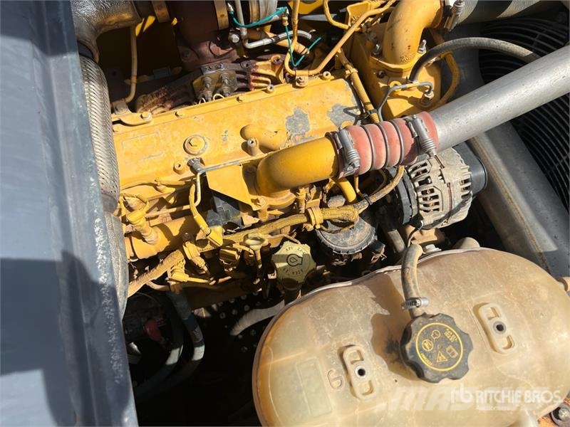 John Deere 210G LC Tracked Excavator حفارات زحافة