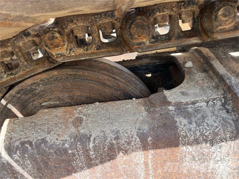 John Deere 210G LC Tracked Excavator حفارات زحافة