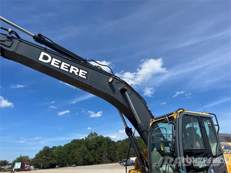 John Deere 210G LC Tracked Excavator حفارات زحافة