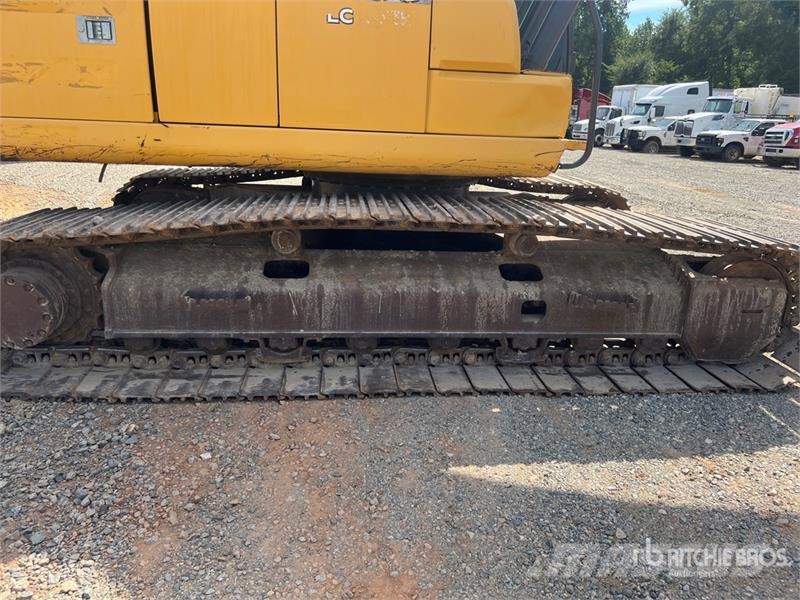 John Deere 210G LC Tracked Excavator حفارات زحافة