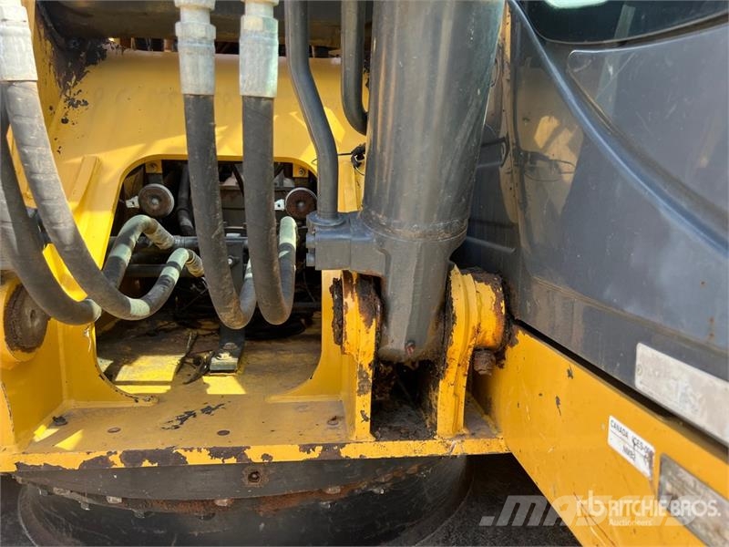 John Deere 210G LC Tracked Excavator حفارات زحافة