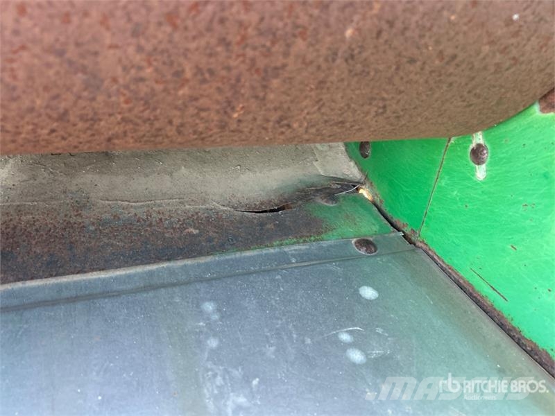 John Deere 22 Row 12 in Corn Combine Header رؤوس الحصادات الدراسات