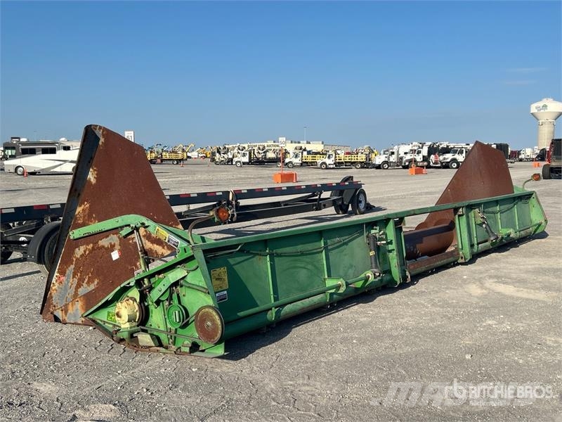 John Deere 22 Row 12 in Corn Combine Header رؤوس الحصادات الدراسات