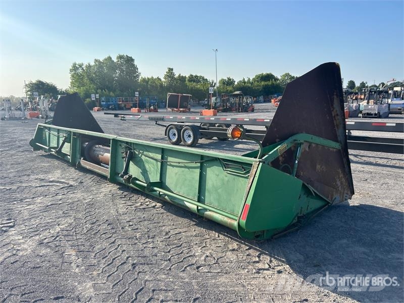 John Deere 22 Row 12 in Corn Combine Header رؤوس الحصادات الدراسات