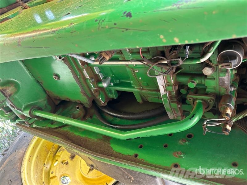 John Deere 2WD Tractor Traktori