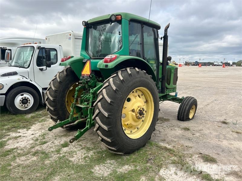 John Deere 2WD Tractor Traktori