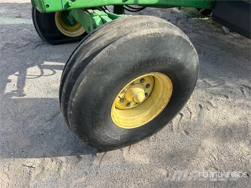John Deere 2WD Tractor Traktori