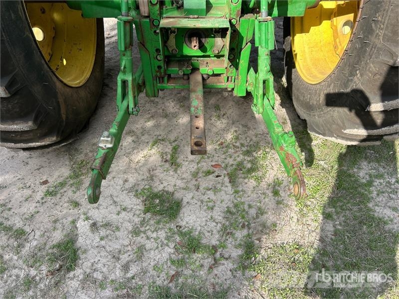 John Deere 2WD Tractor Traktori