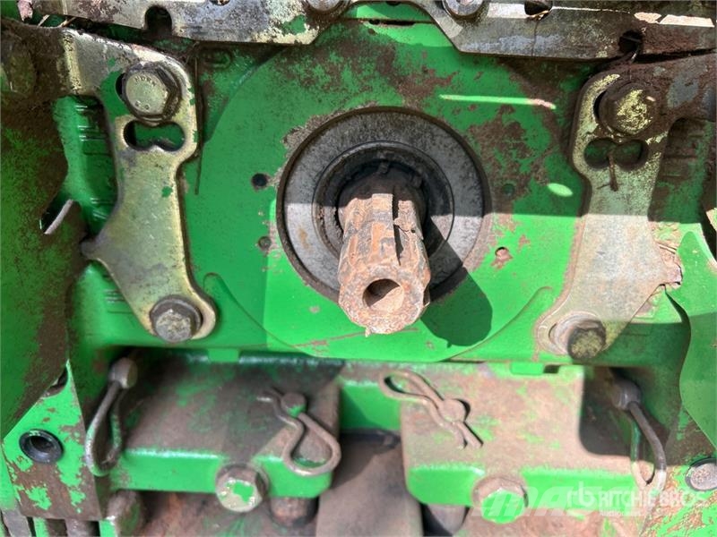 John Deere 2WD Tractor Traktori