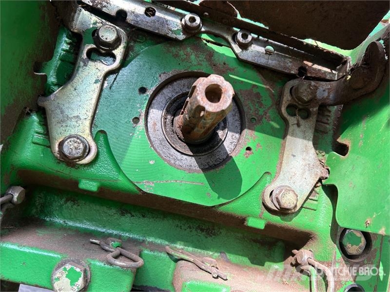 John Deere 2WD Tractor Traktori