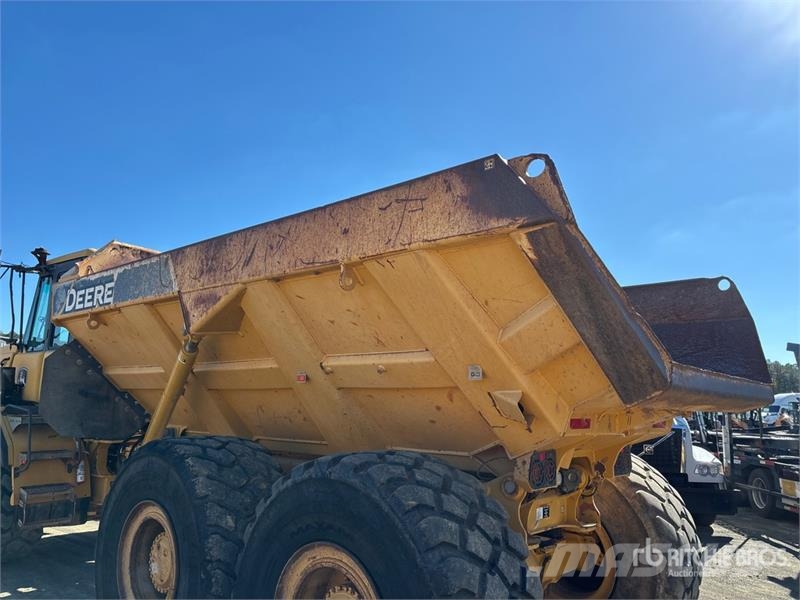 John Deere 300D Artikulētie pašizgāzēji