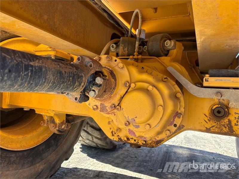 John Deere 300D Artikulētie pašizgāzēji