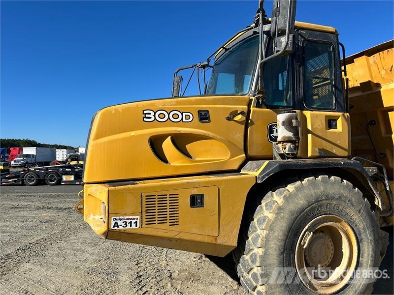 John Deere 300D 铰接式自卸车