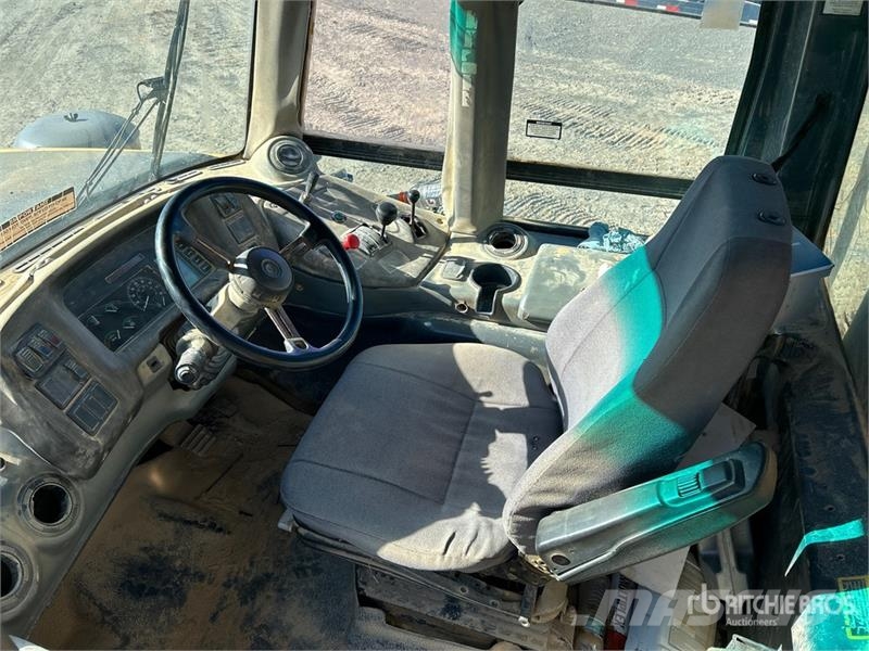 John Deere 300D 铰接式自卸车