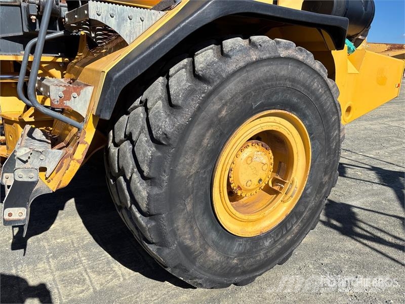 John Deere 300D Artikulētie pašizgāzēji