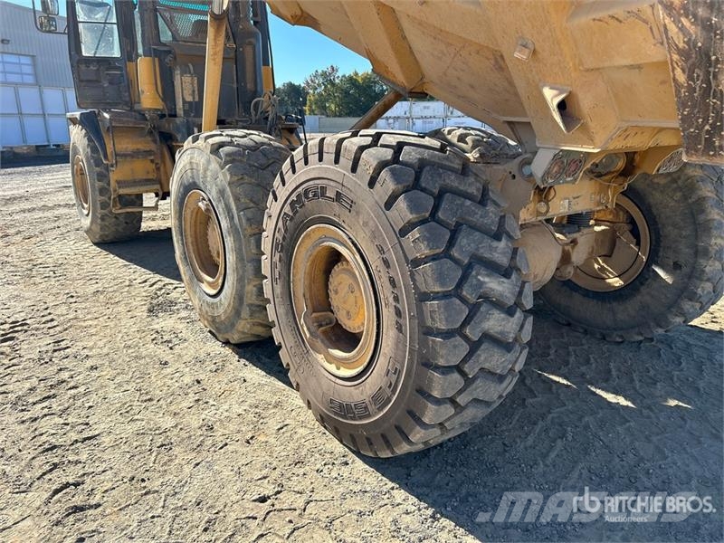 John Deere 300D 铰接式自卸车