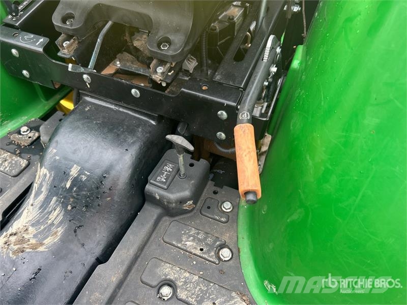 John Deere 3032E 4WD Utility Tractor Трактори