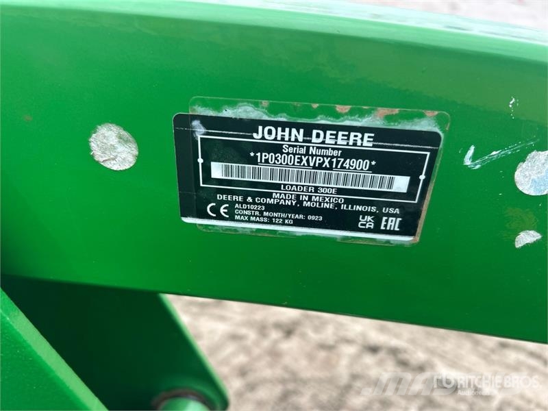 John Deere 3032E 4WD Utility Tractor Трактори