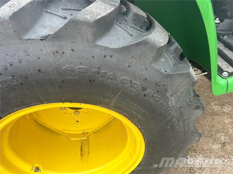 John Deere 3032E 4WD Utility Tractor Трактори