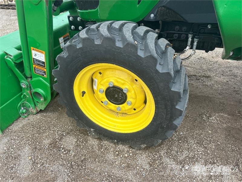 John Deere 3032E 4WD Utility Tractor Трактори
