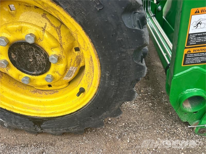 John Deere 3032E 4WD Utility Tractor Трактори