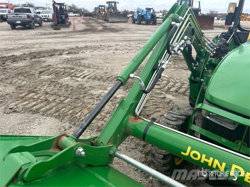John Deere 3032E 4WD Utility Tractor Трактори