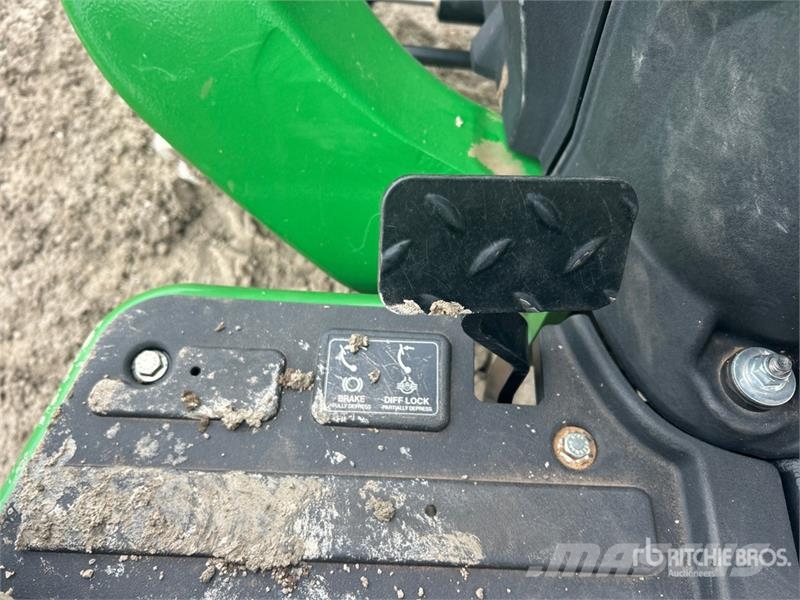 John Deere 3032E 4WD Utility Tractor Трактори